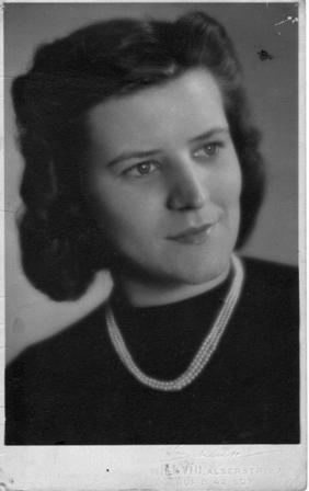Anna Schramel geb. Stadlbauer (1943)