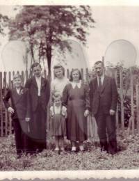 Familie Challupner mit Onkel Richard Baar im Juli 1942 (von li nach re: Rudolf, Eduard, Steffanie, Theresia, Rosalia, Richard)