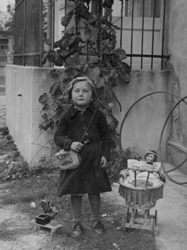 Theresia Challupner (um 1940) mit ihrem Puppenwagen