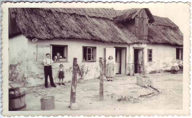 Wohnhaus Orth an der Donau Juli 1942 (rechts Rosalia Challupner geb. Baar, links im Haus Stefanie, davor Theresia und Eduard)