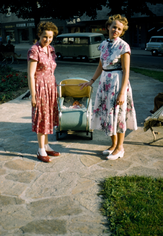 Theresia Fischer geb. Challupner mit ihrer Schwester Stefanie Holba geb. Challupner (1957)
